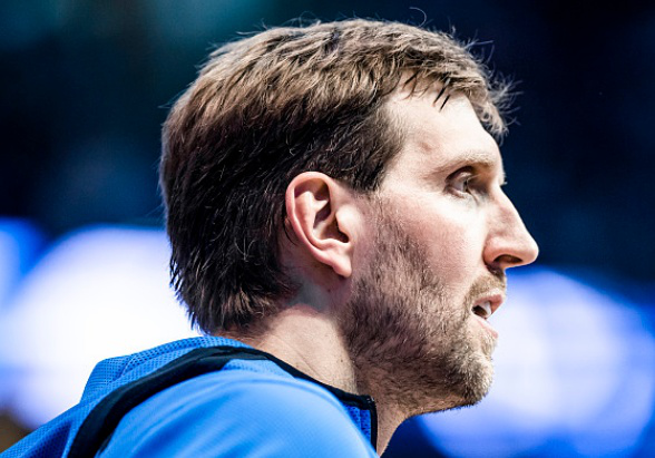 门兴格拉德巴赫训练开放日，关键时刻官宣签约引欢呼，欧联在即，心理建设被强调的简单介绍